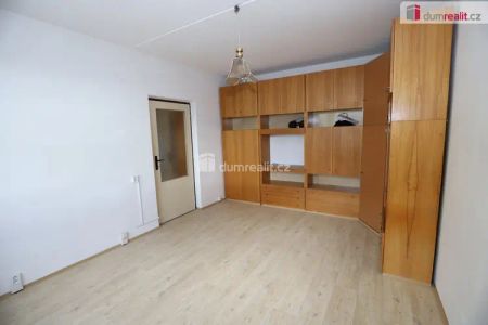 Pěkný útulný byt 1+1 ve třetím patře panelového domu s výtahem a dobrou možností parkování - Photo 2