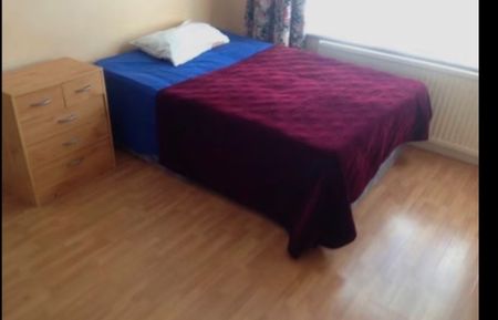 Room in a Shared House, Surrey, CR0 - Photo 4