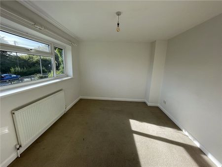 Well presented 3 bedroom farm cottage in the popular village of Kings Worthy with local primary school and shops and within easy reach of mainline rail stations in Winchester and Micheldever Station and the M3, A33, A34 and A303. - Photo 4