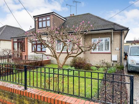 2 bed semi-detached bungalow to rent in Deepdene Avenue, Rayleigh, SS6 - Photo 2