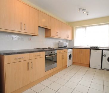 MODERN STUDENT 4 BEDROOM TERRACE NR TOWN CENTRE WITH UTILITES INCLUDED - Photo 2