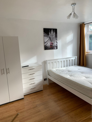 1 bedroom in a flat share to rent - Photo 1