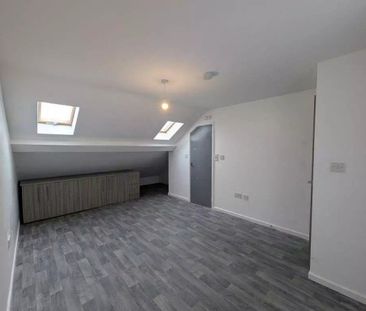 3 bedroom flat to rent - Photo 4