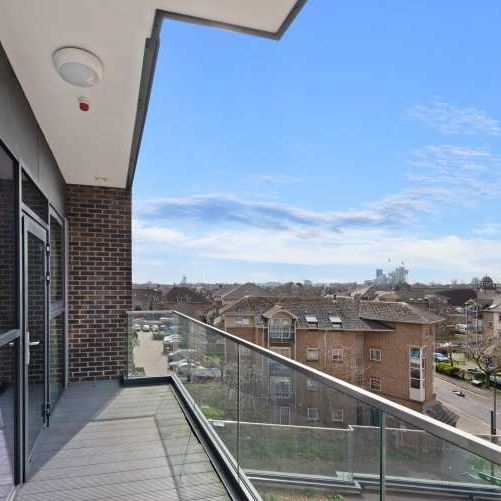 Modern 2-Bedroom, 2-Bathroom With En-suite Apartment in Wembley Central – - Photo 1