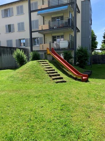 Grossartige Familienwohnung im 3. OG mit Balkon, Spielplatz und Einzelgaragen - Photo 3