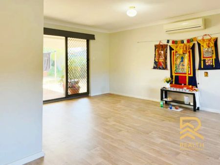 “Comfortable Family Living in a Prime Parkwood Location” - Photo 4