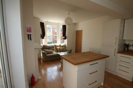 6 bedroom end of terrace house to rent - Photo 2