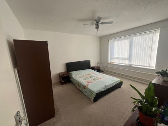 4 Bed Terraced House, Gertrude Close, M5 - Photo 1