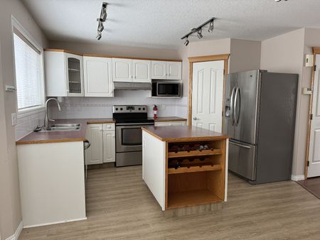 171 Bridlewood Common Southwest, Calgary - Photo 3