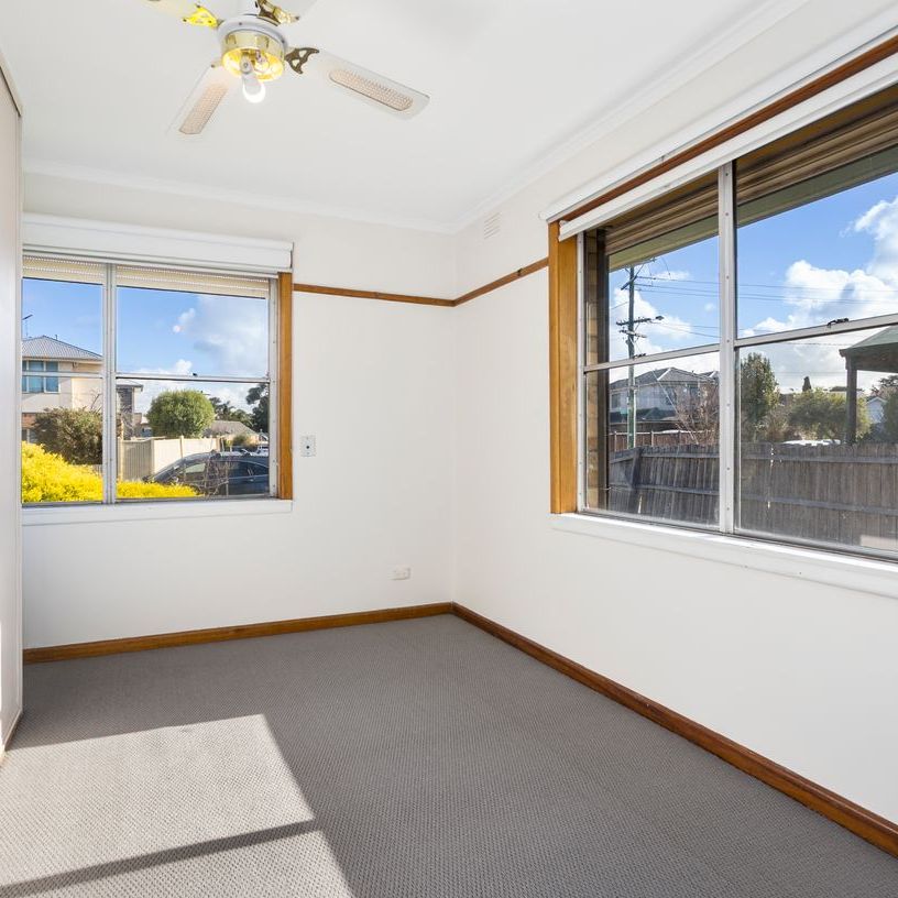 Charming Three Bedroom! - Photo 1