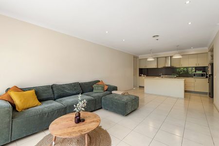 SPACIOUS FAMILY HOME! - Photo 2