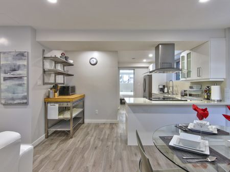 Métro Côte-Ste Catherine - Condo de 2 chambres /1 salle de bain et Stationnement extérieur complètement meublé - Photo 5