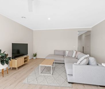 STUNNING HOME IN EMERALD WATERS ESTATE - Photo 2