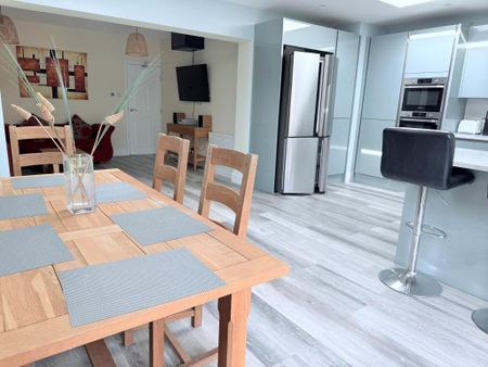 6 bedroom semi-detached house to rent - Photo 3