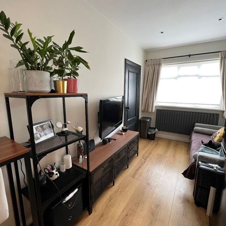 1 Bed Flat, Colindeep Gardens, NW4 - Photo 1