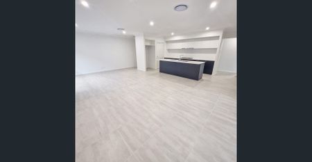 Brand New Executive Residence - discounted rent until landscaping is complete - Photo 3