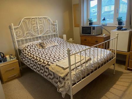 Cosy double room for rent in the heart of Brislington! This quiet residential location offers a peaceful atmosphere, with the benefit of off-street parking for convenience. Perfect for those seeking tranquillity in a welcoming neighbourhood - Photo 4