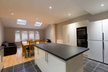 6 Bed Semi-Detached House, Coventry Road, SO15 - Photo 4