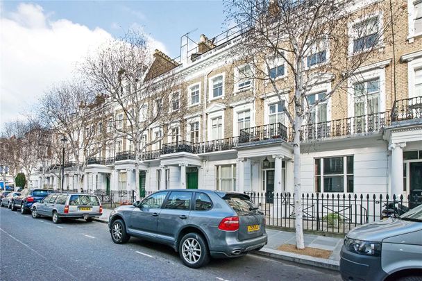 A fourth floor studio room in a lovely period building well located in South Kensington with its own kitchen and shared bathroom facilities. - Photo 1