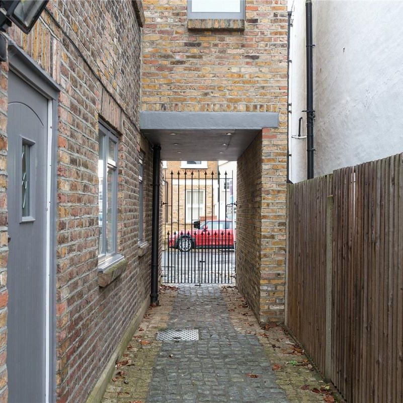 3 bedroom house in Chiswick - Photo 1