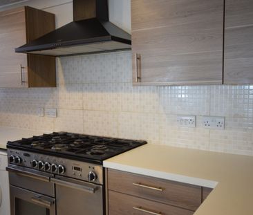 3 bedroom end of terrace house to rent - Photo 3