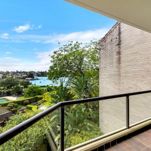 Fabulously located 2 bedroom apartment! - Photo 2