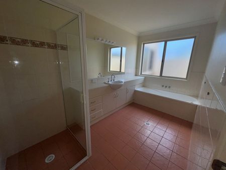 TASTEFULLY RENOVATED - SHORT STROLL TO ROBINA TOWN CENTRE - Photo 3