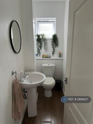 4 bedroom semi-detached house to rent - Photo 4