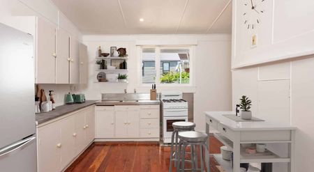 Newtown Villa, 5 double bedrooms, 1.5 bathrooms, close to the hospital - Photo 2