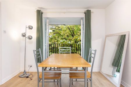 Selhurst Close, London, SW19 flat to rent - Photo 2