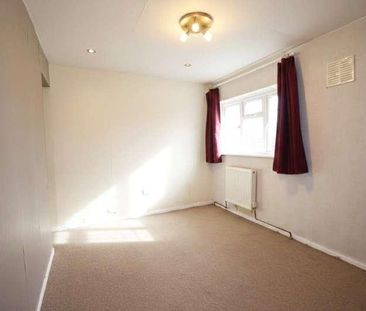 Thatches Grove, Romford, RM6 - Photo 3