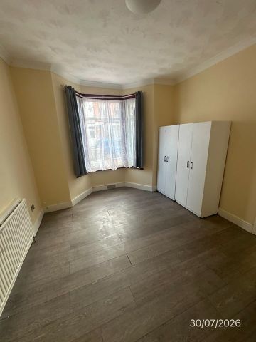 5 Bed Terraced House, Rixsen Road, E12 - Photo 3