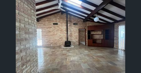 Spacious 5-Bedroom Family Home in Prime Location - Photo 4