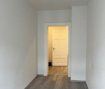 moderne 2-Raum-Wohnung mit Einbauküche - Photo 2