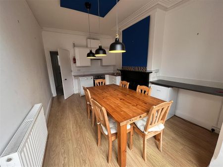 3 bedroom flat to rent - Photo 3