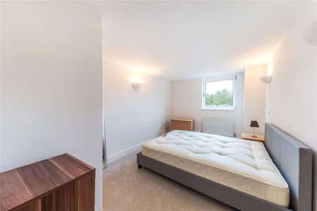 Bright 2 bedroom, 2 bathroom apartment located in a small development in the heart of Westminster. - Photo 4