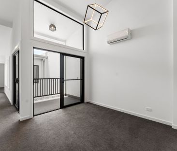 Extra Large Designer Style 3 Storey Terrace Home - Photo 6