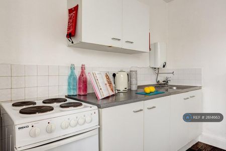 1 bedroom in a house share to rent - Photo 3