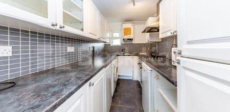 Spacious four double bedroom property with a garden - Photo 2