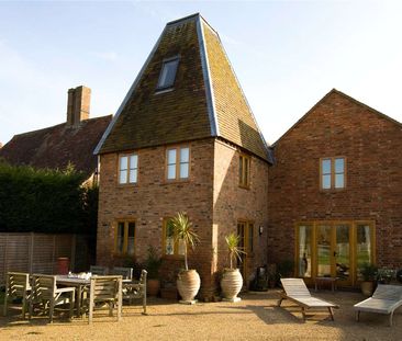 A character Oast house set in a rural location with charming countr... - Photo 1