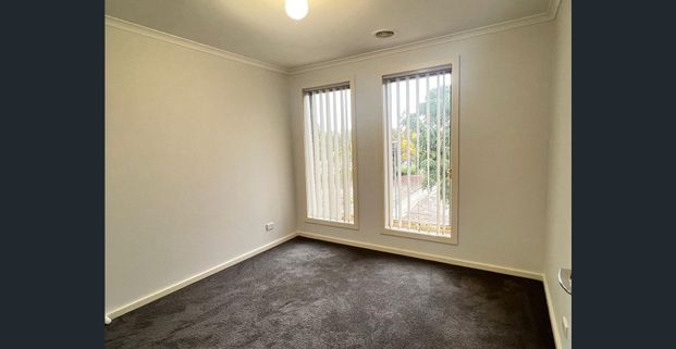 Perfectly positioned, three bedroom beauty! - Photo 1