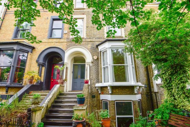 4 bedroom Flat To Let - Photo 1