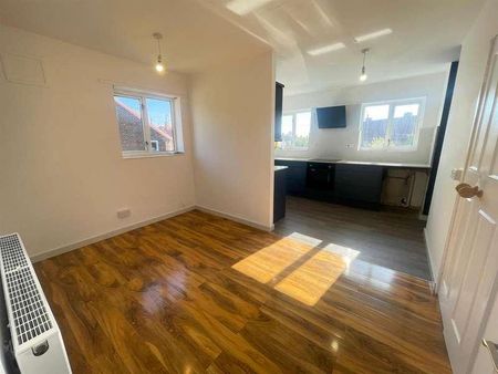 Legard Drive, Hull, HU10 - Photo 4