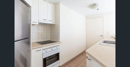 Open-plan, one-bedroom apartment, freshly painted and featuring district views. - Photo 3