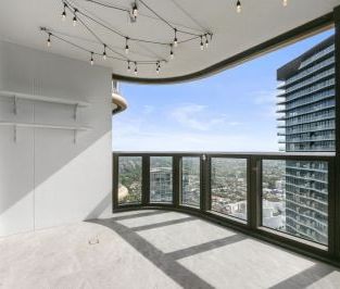Sky high living with breathtaking views 2 bedroom plus study apartment - Photo 5