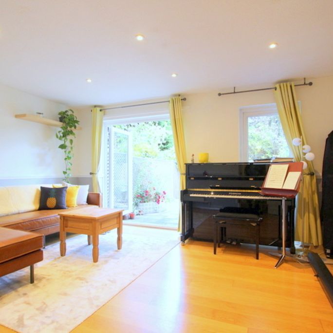 2 Bedroom Mid Terraced House, Holm Oak Close, Putney - Photo 1