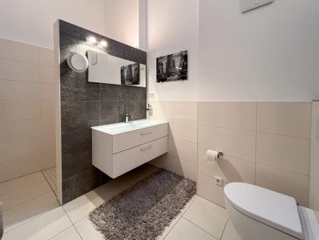 Komfortable seniorenfreundliche Dachgeschosswohnung mit Aufzug und Balkon - Photo 2