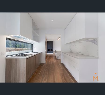 8 Amesbury Court, Mount Waverley, Vic 3149 - Photo 1