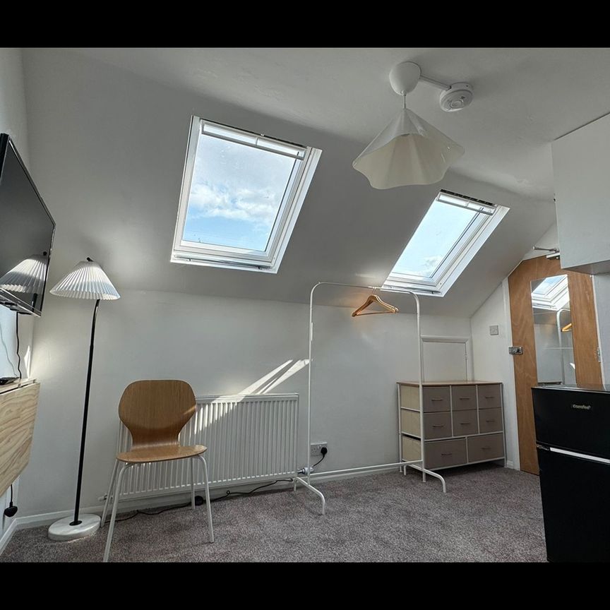 Studio Flat, London, NW2 - Photo 1