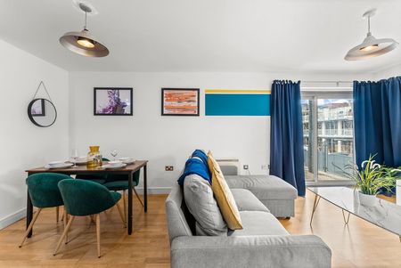 Three Queens' Lane - Photo 2